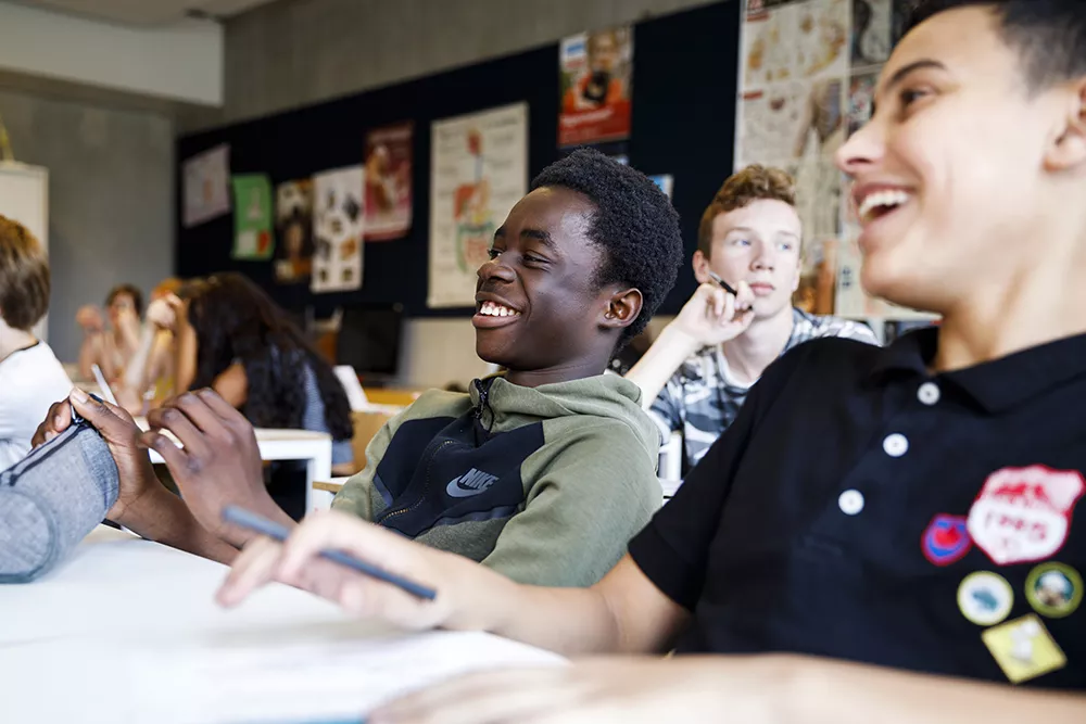 lachende leerlingen op de middelbare school