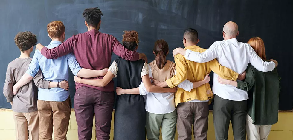 leerlingen en leraren voor het schoolbord