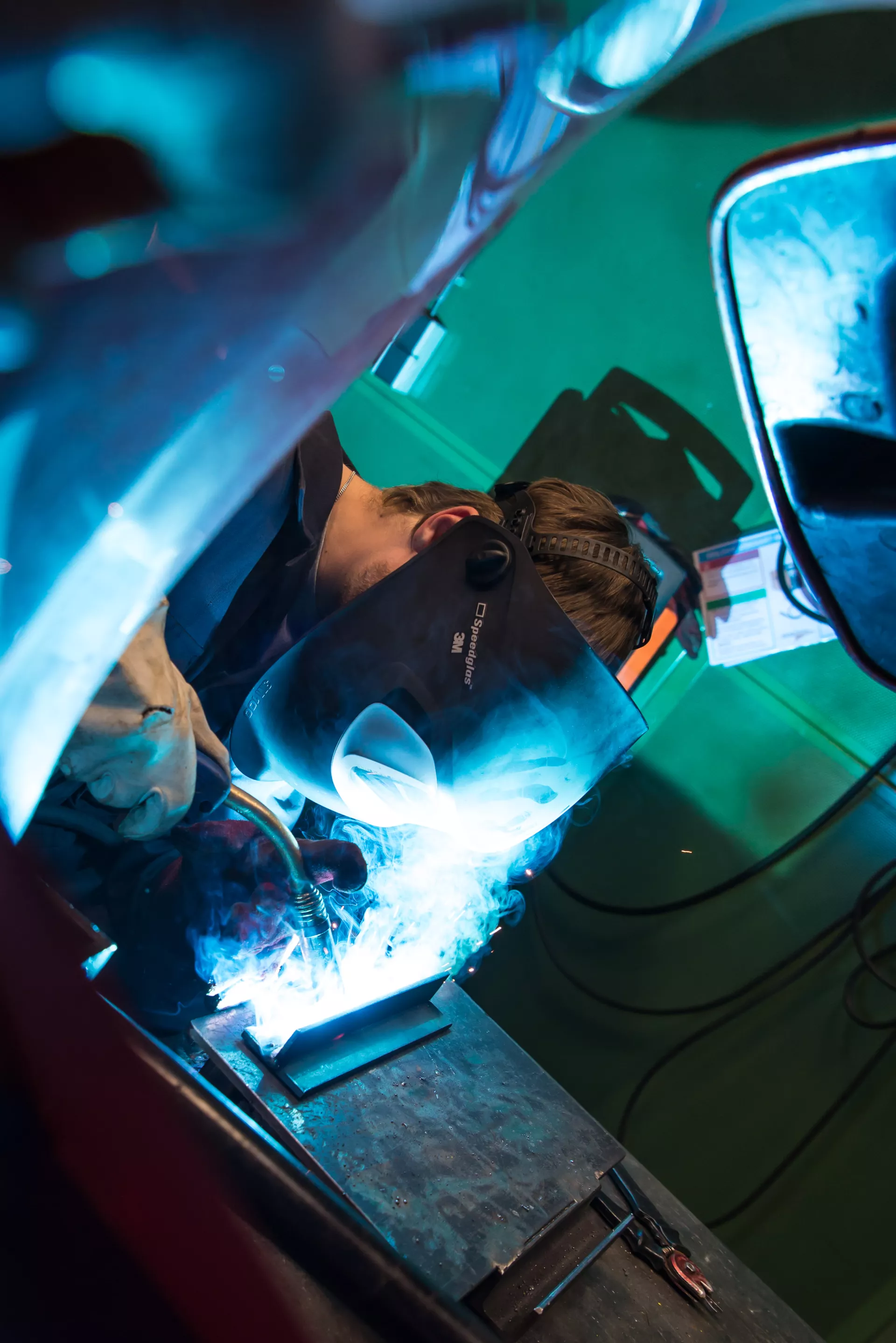 Afbeelding van een lasser aan het werk. 