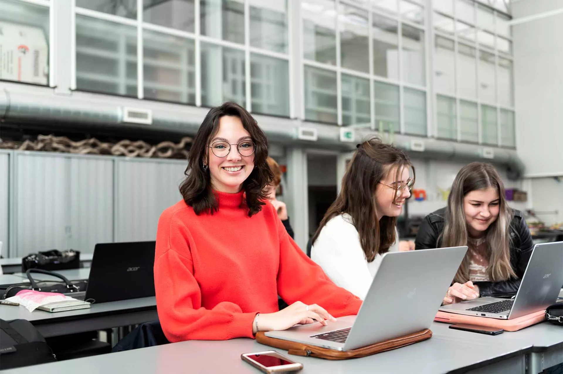 studenten werken samen aan digitale opdracht