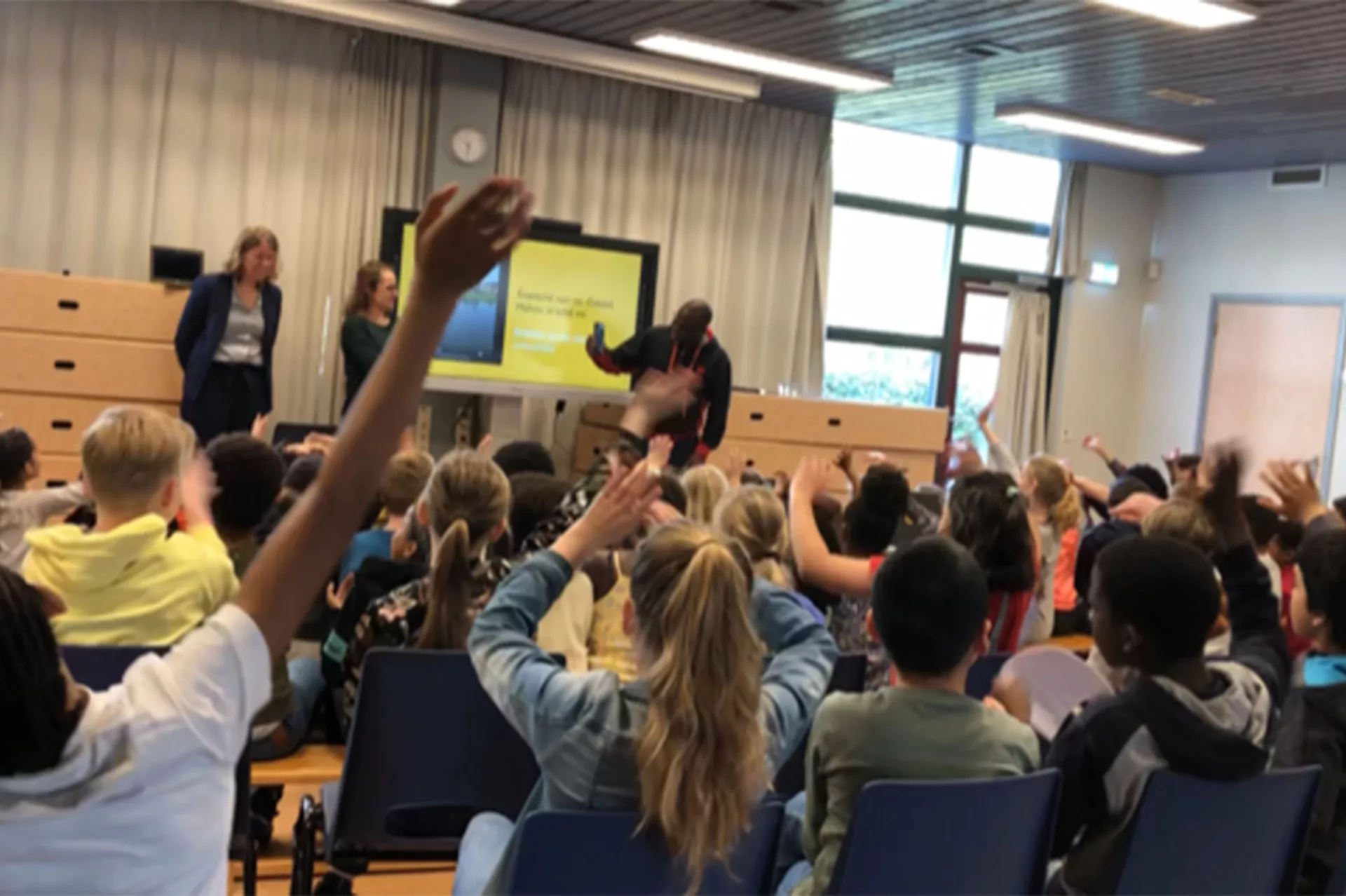 leerlingen van basisschool doen actief mee aan internationaliseringsdag