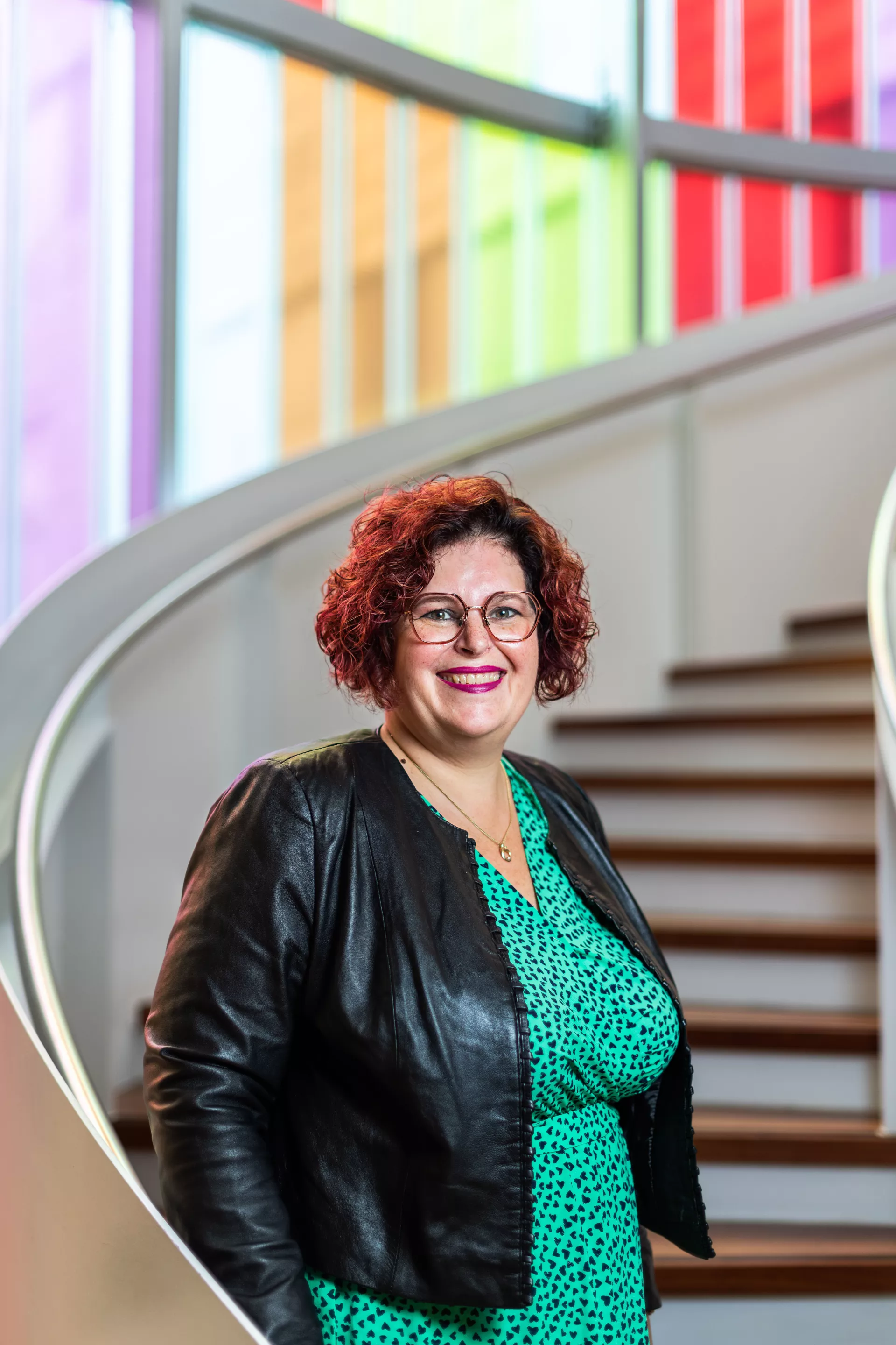 Docent (vrouw) op trap