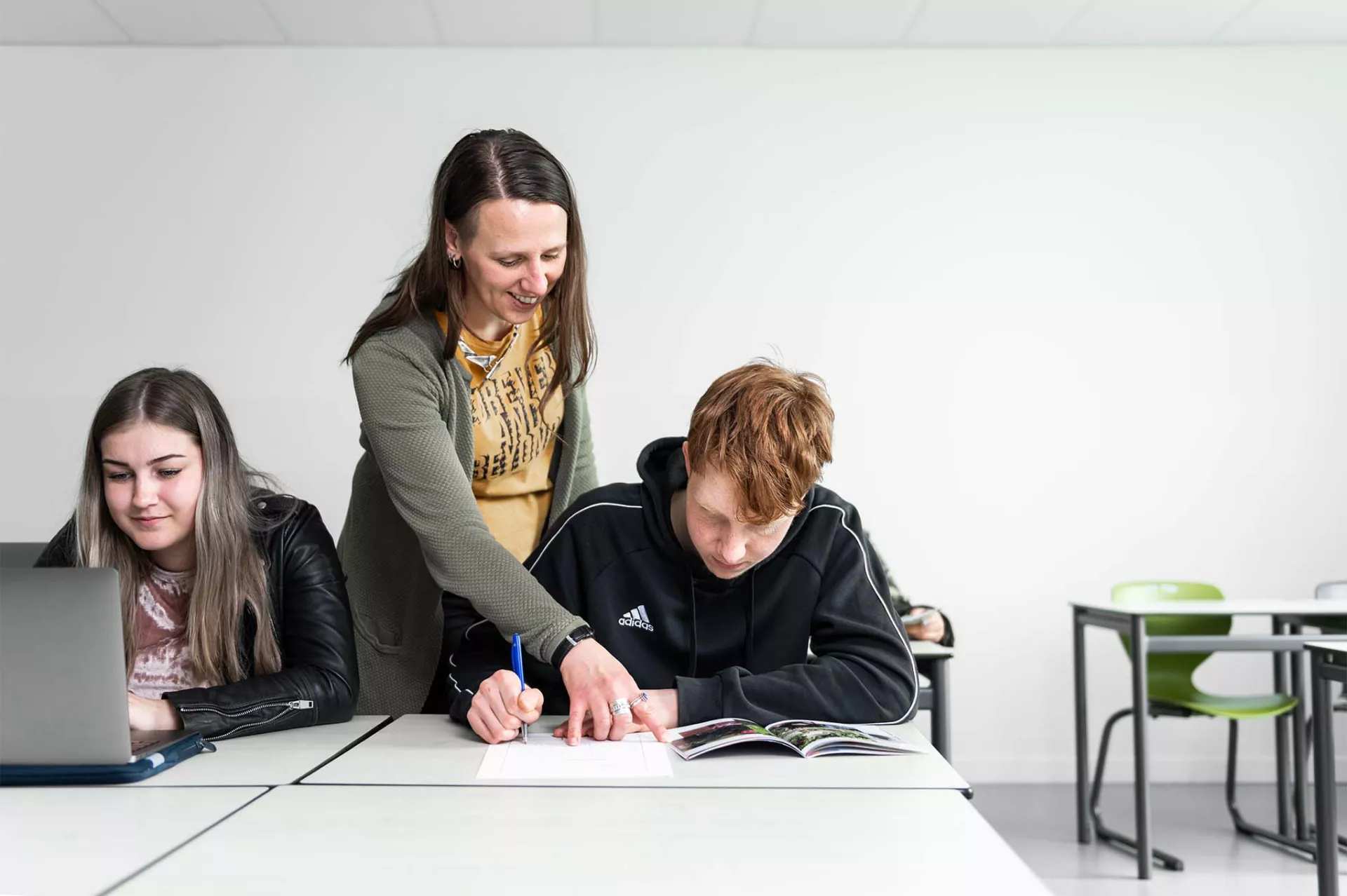 docent  geeft studenten uitleg
