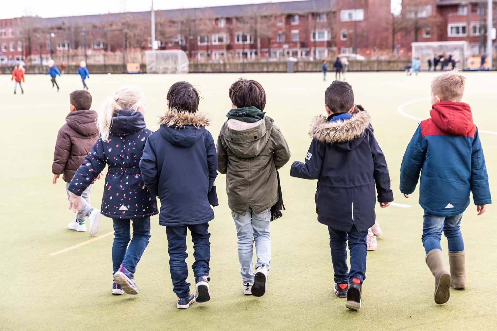 Leerlingen spelen buiten