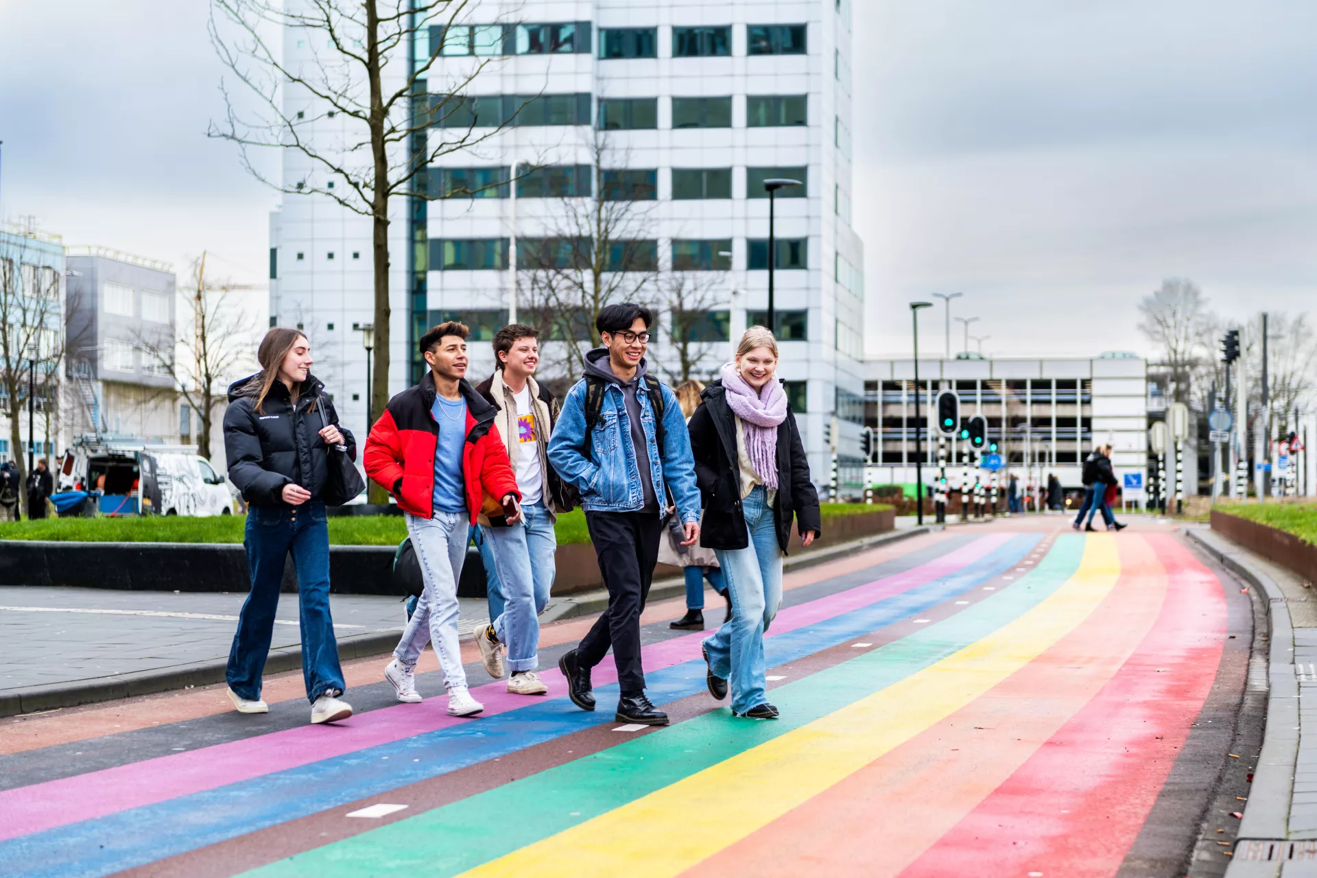 Studenten lopen over straat