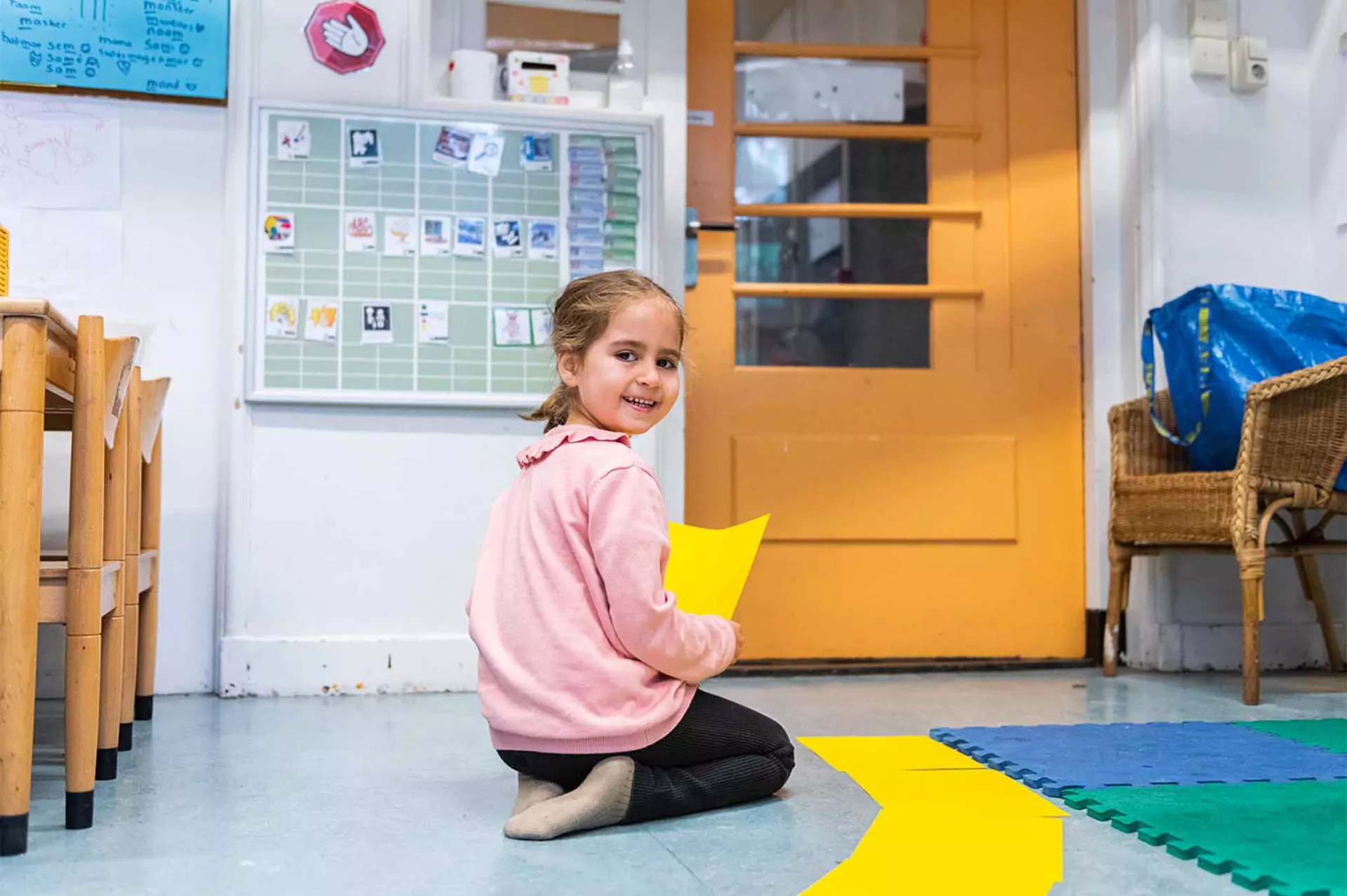 kleuter doet een opdracht in de klas