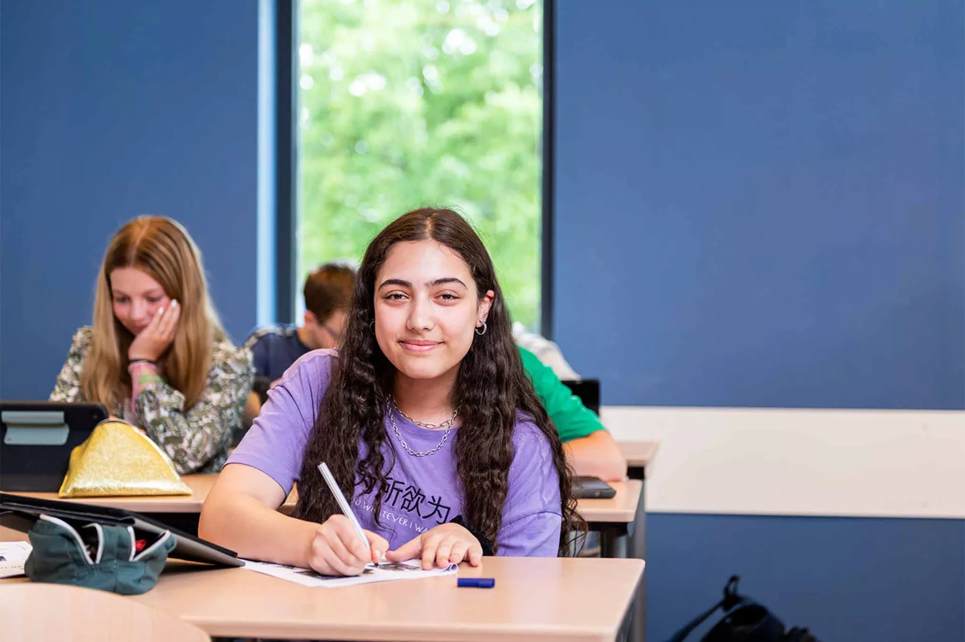 leerlingen aan het werk in de klas