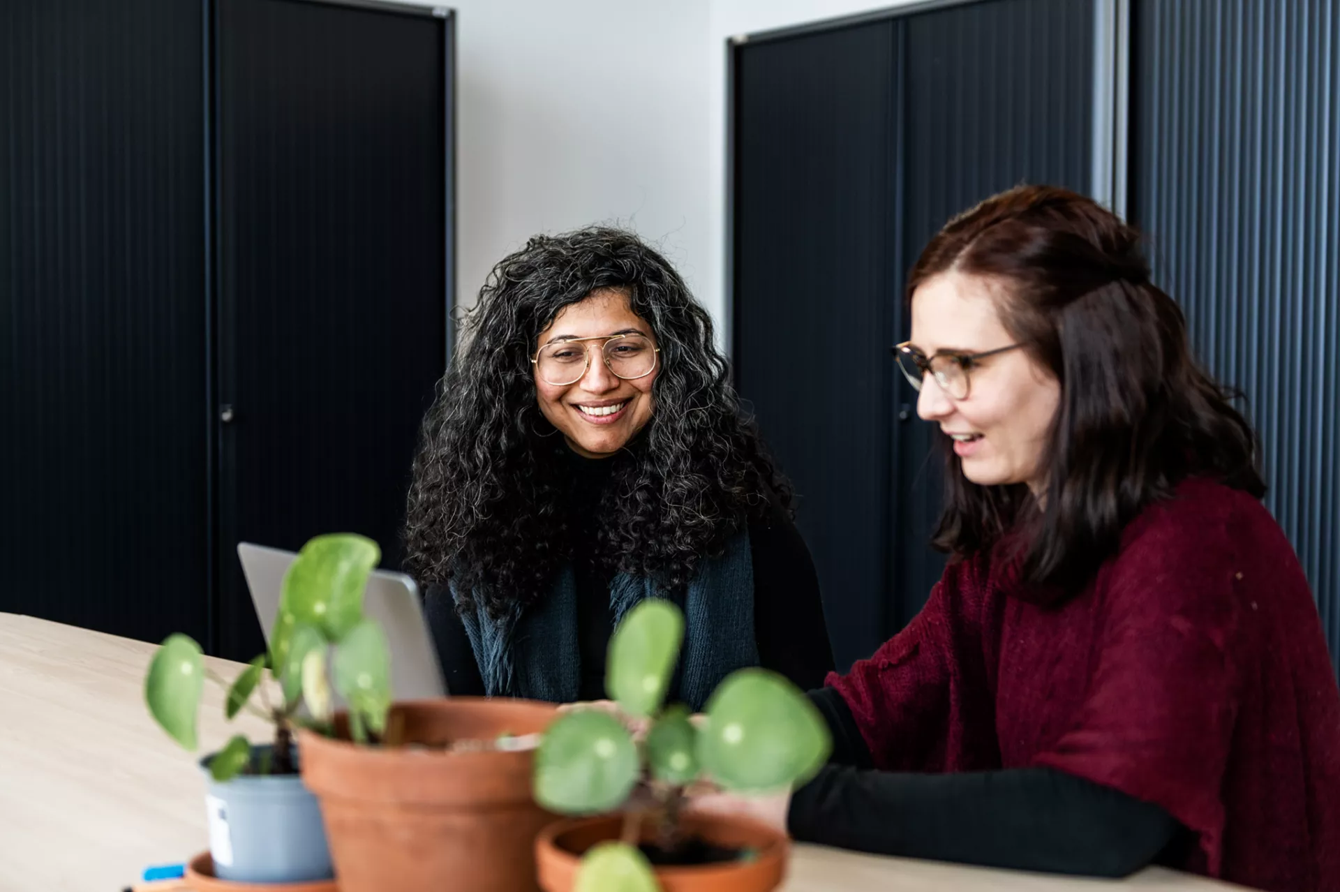 studenten Hogeschool Utrecht werken samen op laptop