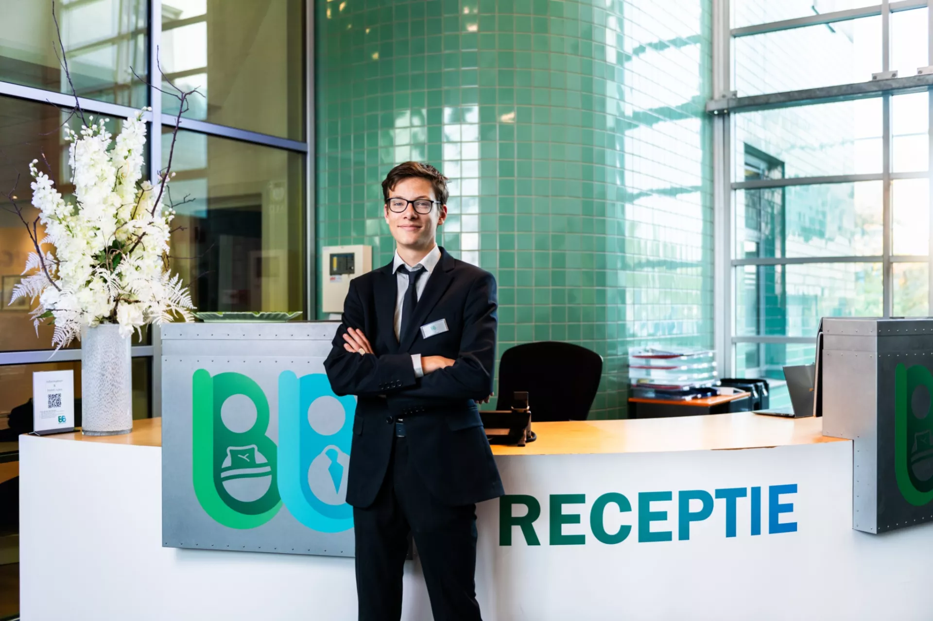 student van Horizon College staat voor de receptie van Bed & Business