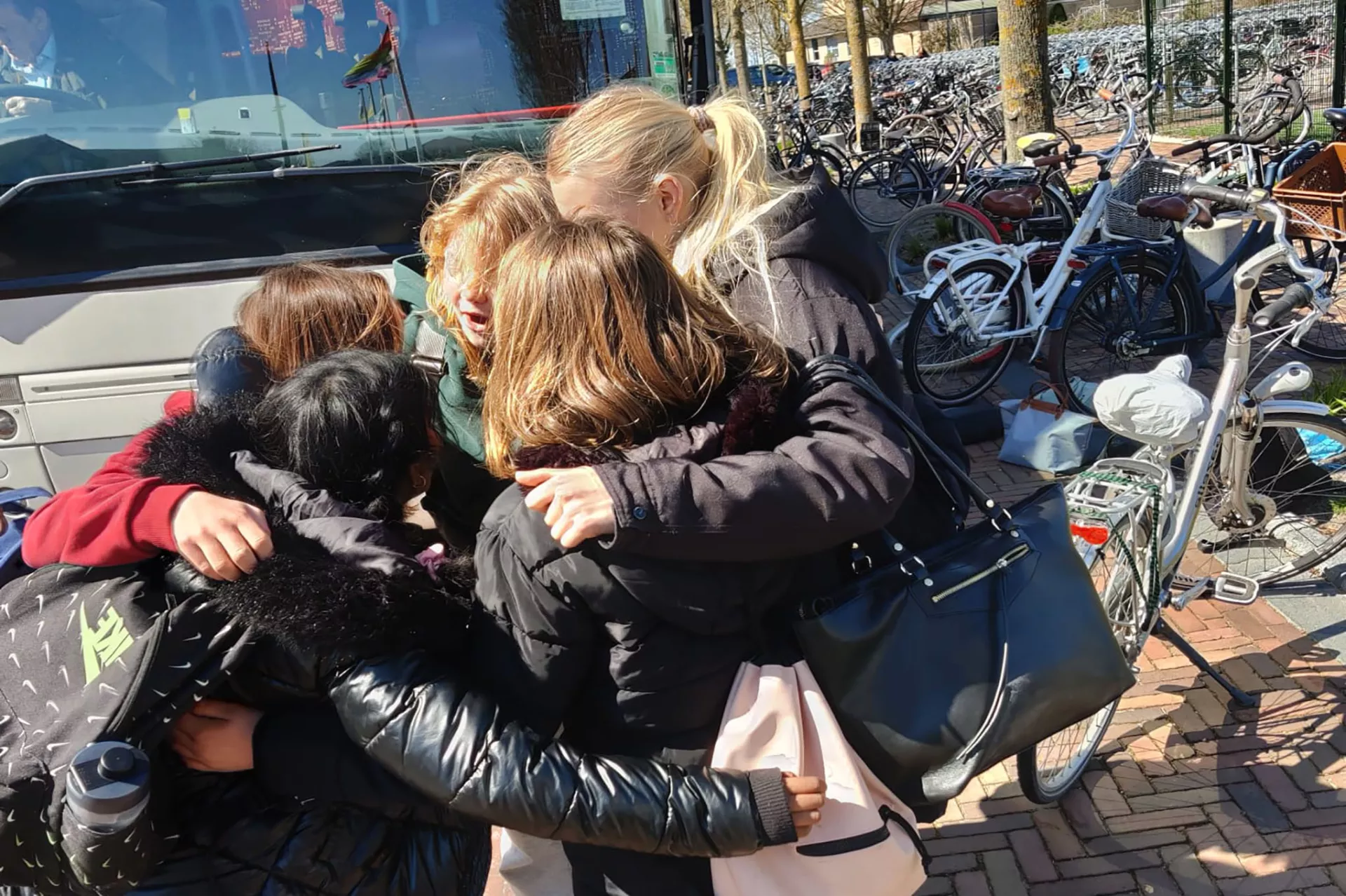 leerlingen van het RSG Simon Vestdijk & Mencia de Mendoza in een groepsknuffel