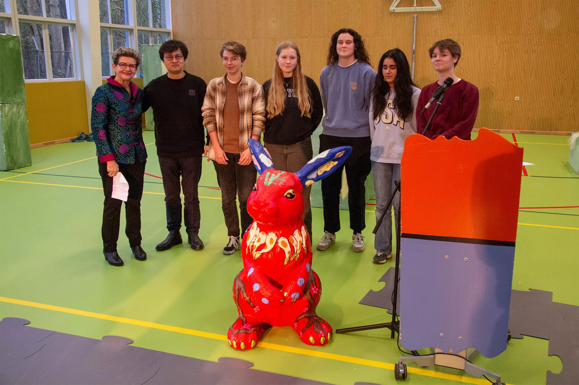 leerlingen van het Rijnlands poseren samen met Gwendolyn Tates en de Chinese ambassadeur