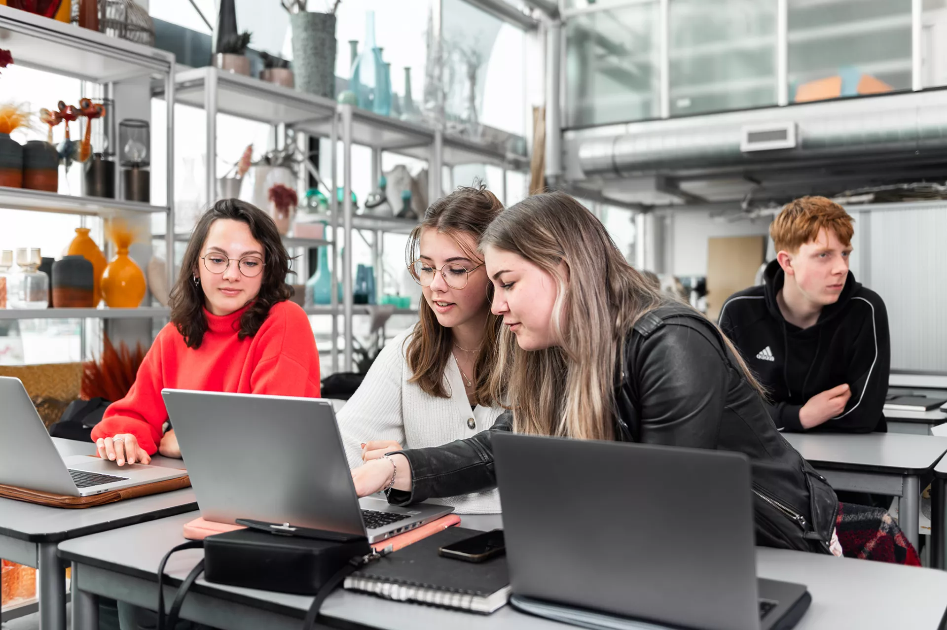 studenten Lentiz werken samen op de laptop