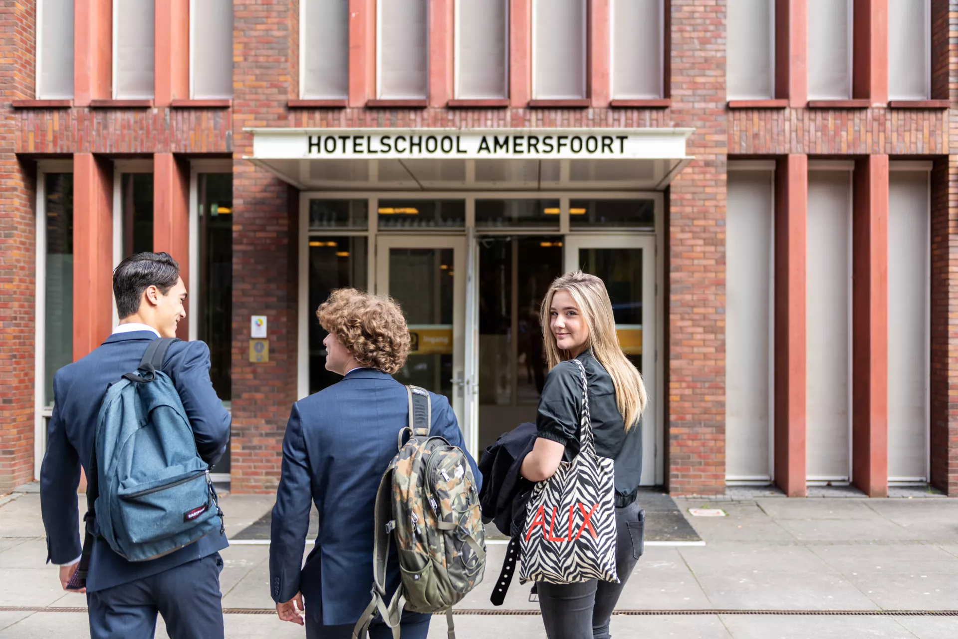 MBO scholieren lopen richting ingang Hotelschool Amersfoort