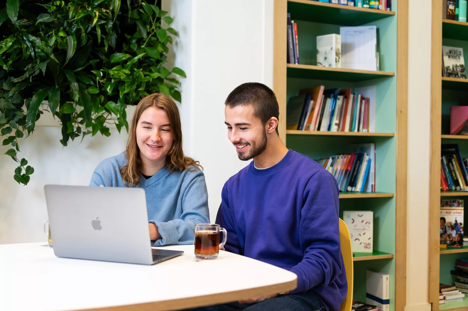 twee studenten werken samen aan de laptop