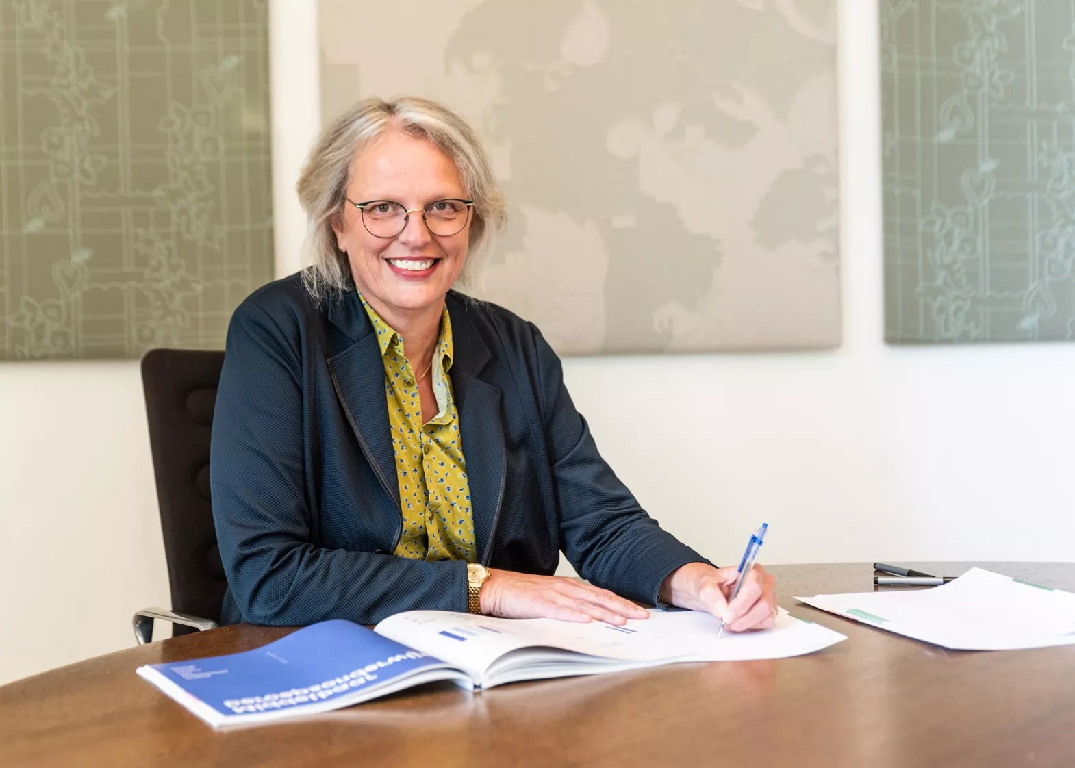 Titia Bredée aan het werk op kantoor van Nuffic