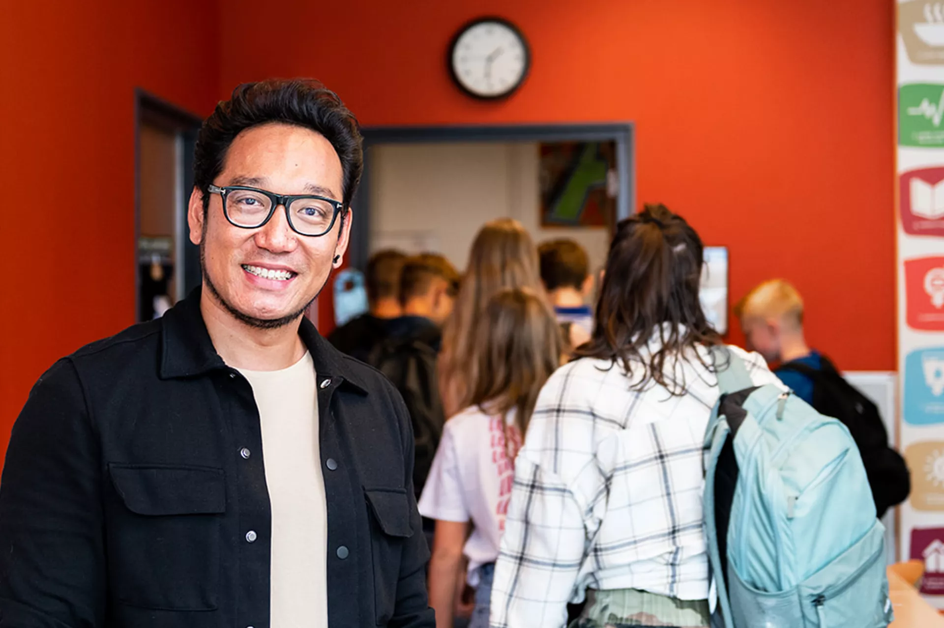 Docent voortgezet onderwijs met op de achtergrond leerlingen