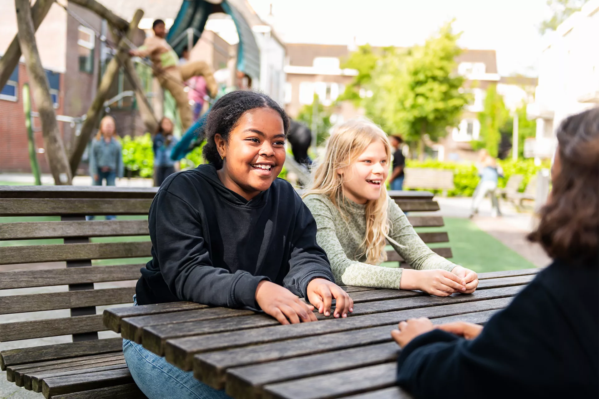Leerlingen kletsen met elkaar op schoolplein