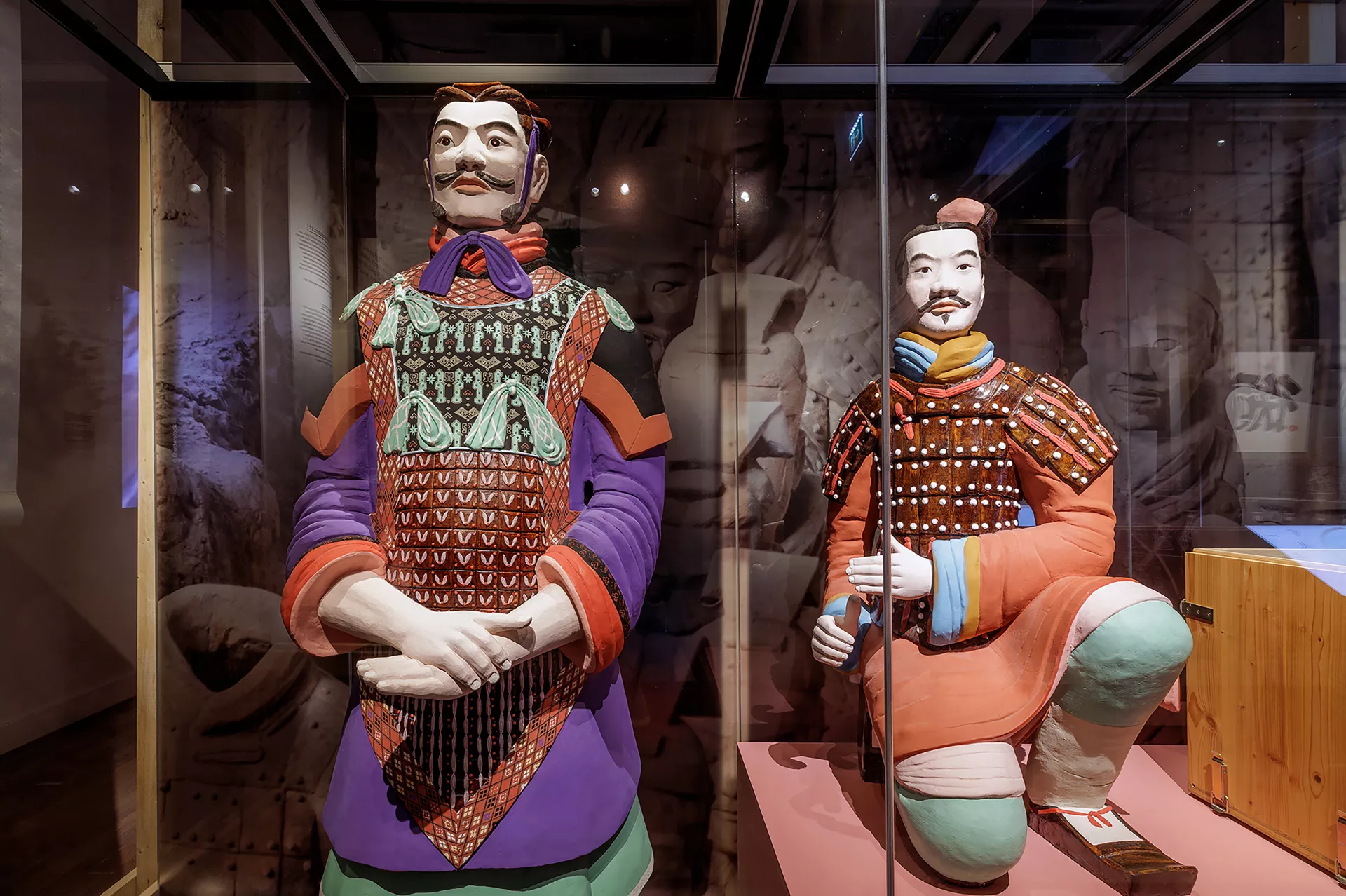 foto van twee terracotta soldaten