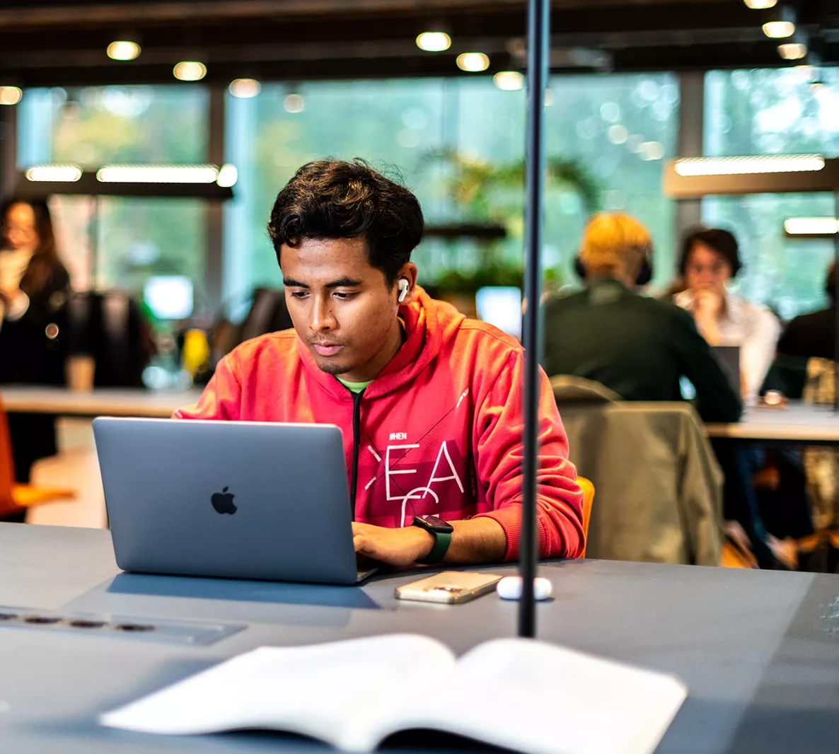 internationale student die aan het studeren is met een laptop