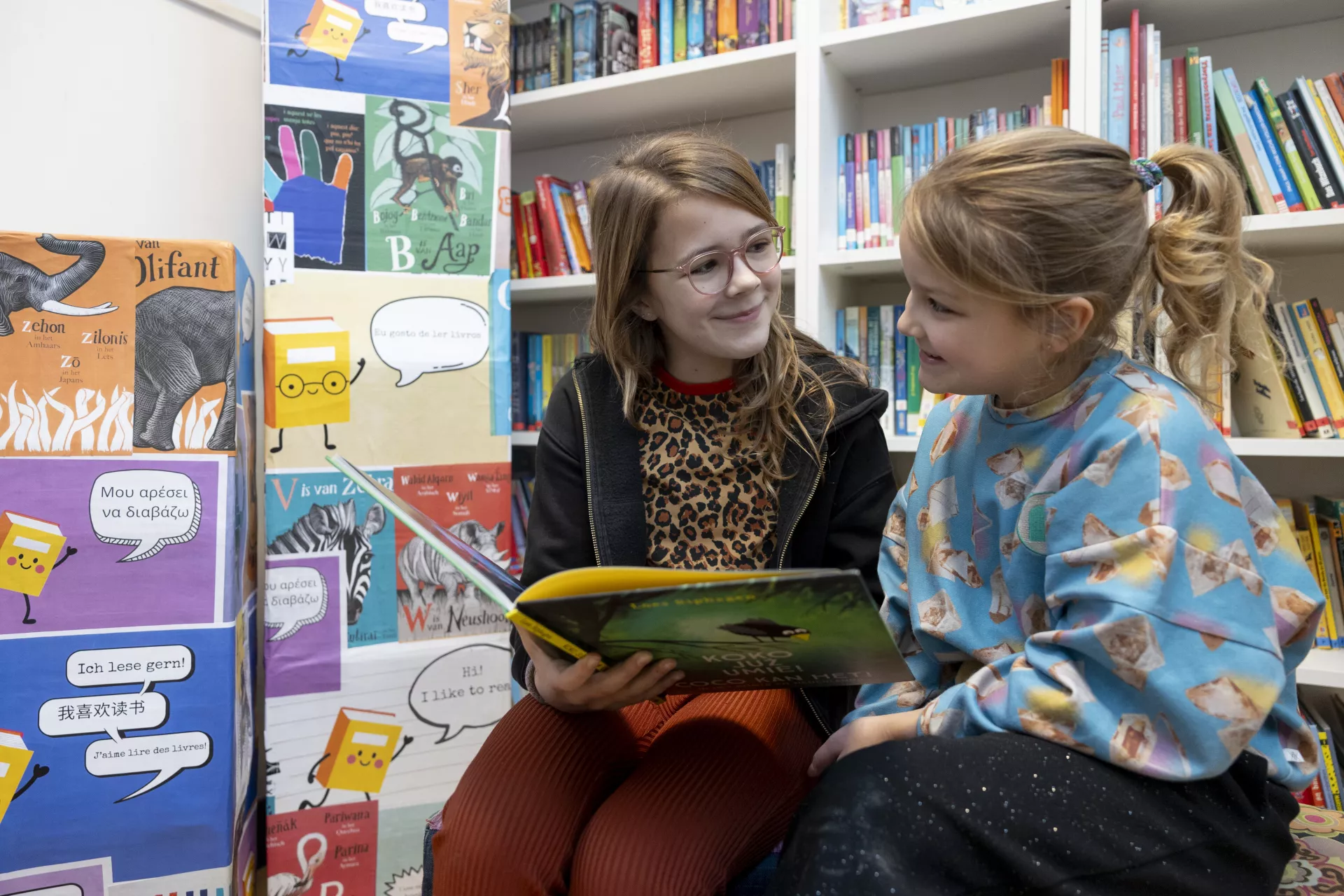 Basisschoolleerlingen lezen met elkaar