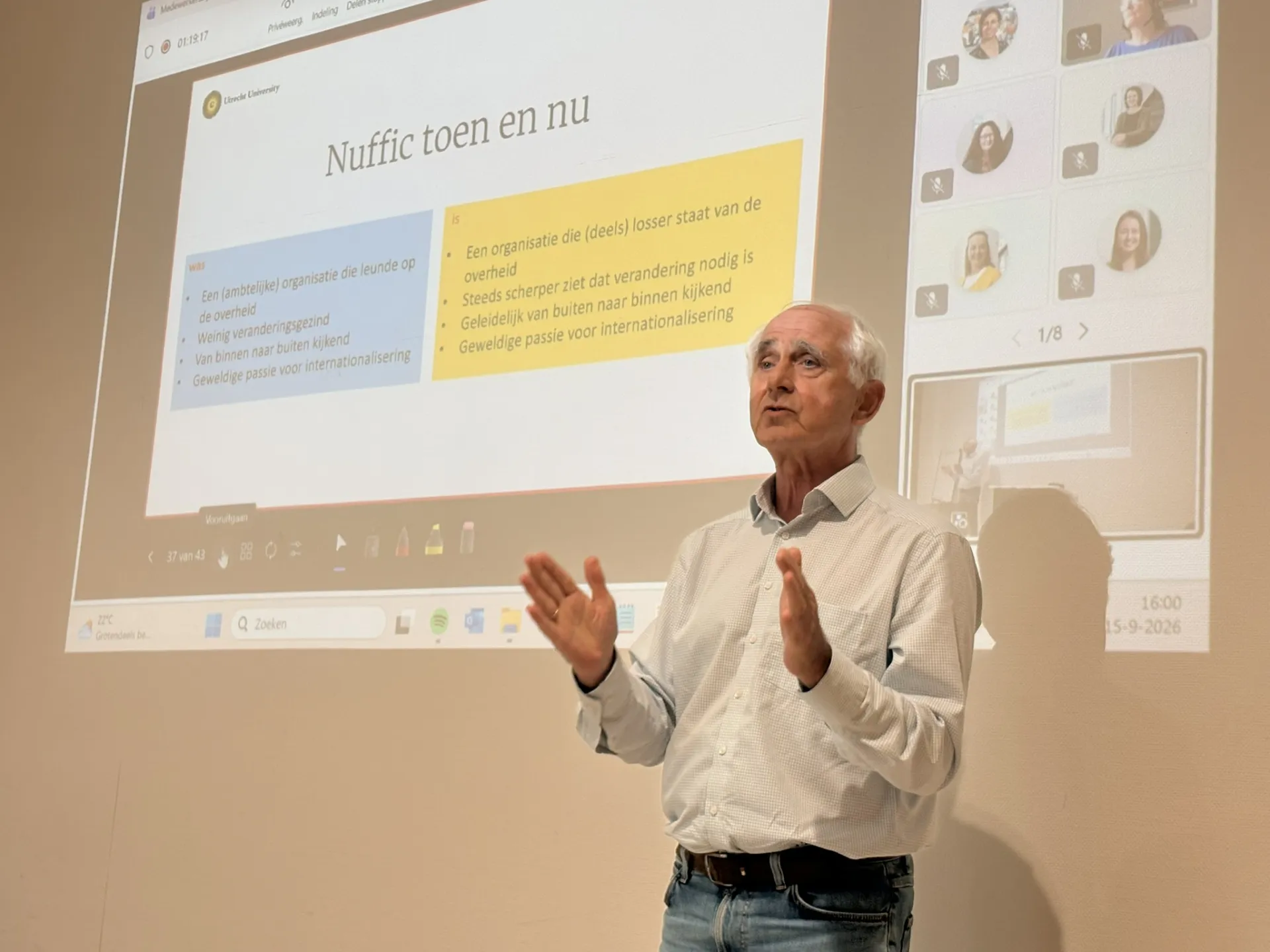 Bert van der Zwaan tijdens zijn presentatie in de medewerkersbijeenkomst bij Nuffic