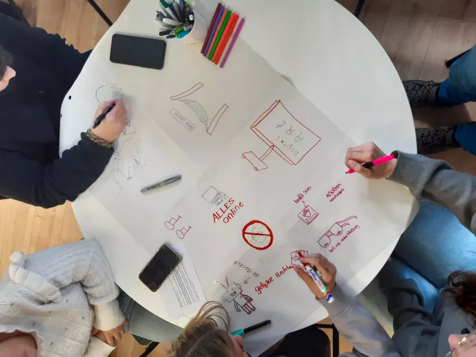 Studenten brainstormen over het onderwijs van de toekomst