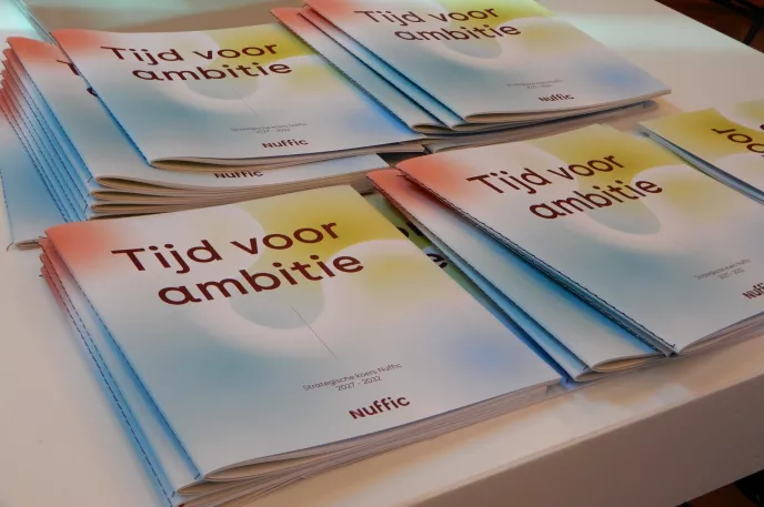 Stapeltjes met gedrukte boekjes Tijd voor ambitie