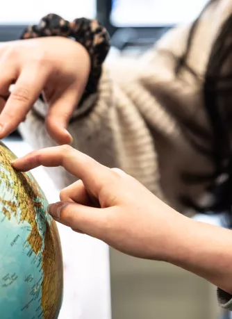 wijzende handen naar plaatsen op wereldbol