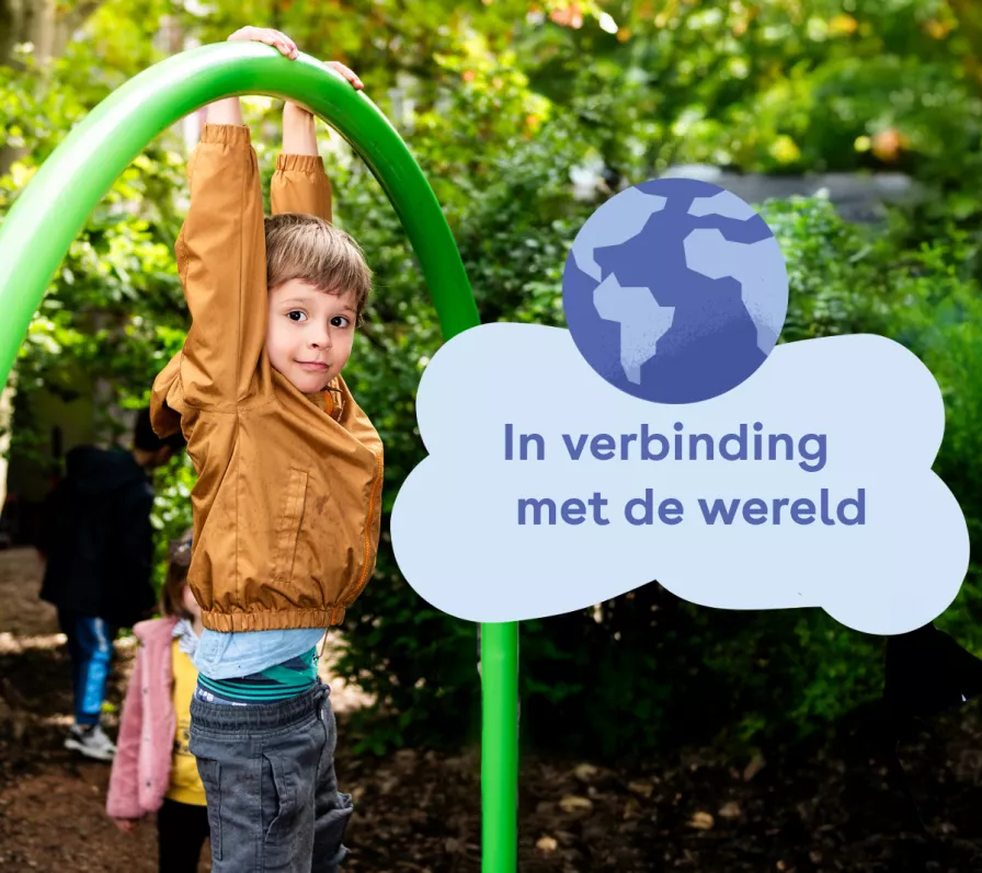 jongetje hangt aan klimrek met rechts een tekstwolkje met de naam van de bijeenkomst