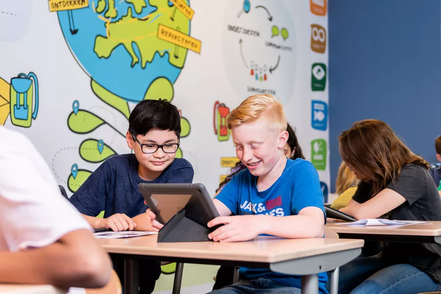 Leerlingen werken samen aan een opdracht
