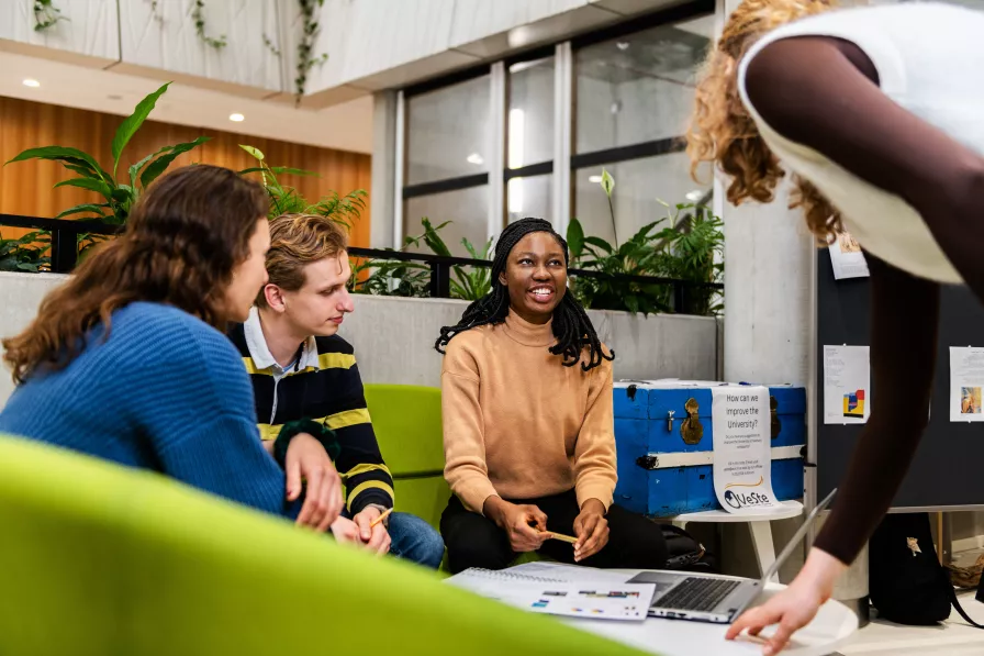 Internationale studenten aan het studeren