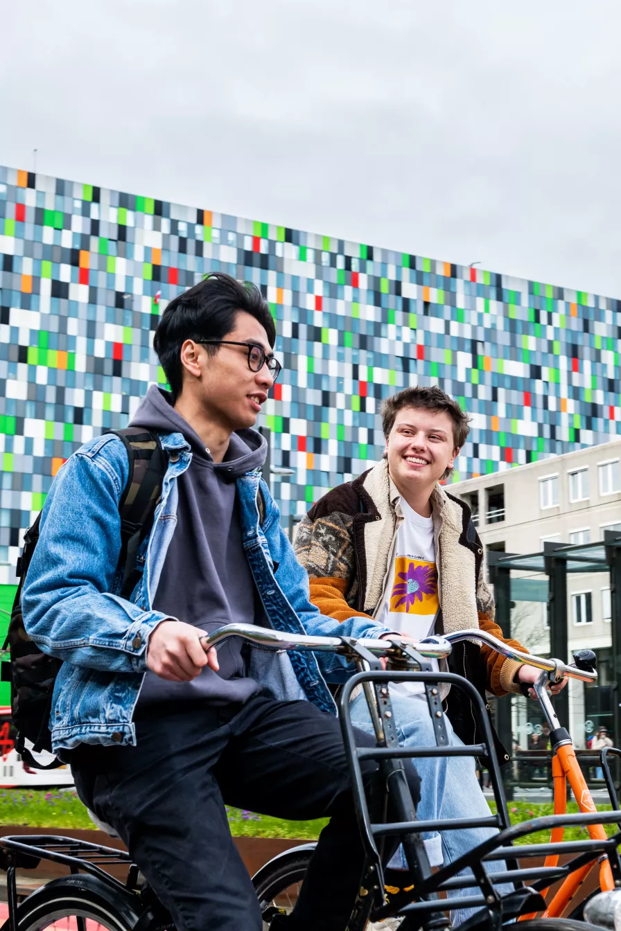 Twee fietsende studenten van de Hogeschool Utrecht