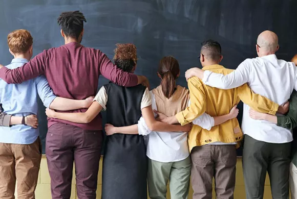 leerlingen en leraren voor het schoolbord