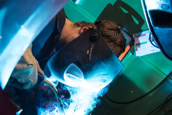 Afbeelding van een lasser aan het werk. 