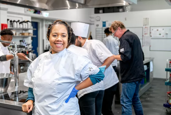 mbo studente tijdens kookles