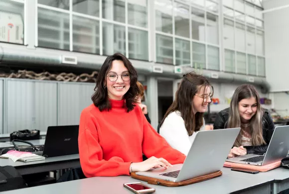 studenten werken samen aan digitale opdracht