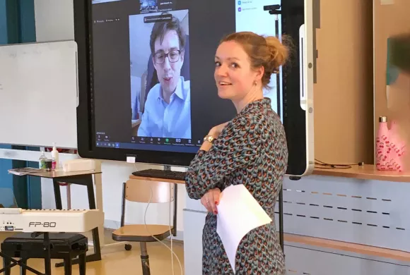 een van de leerlingen interviewt online de Franse ambassadeur