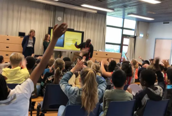 leerlingen van basisschool doen actief mee aan internationaliseringsdag
