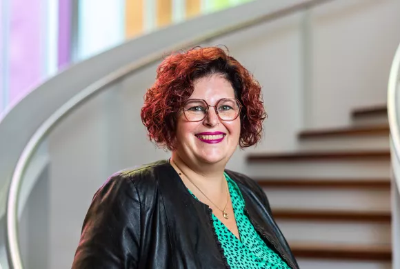 Docent (vrouw) op trap