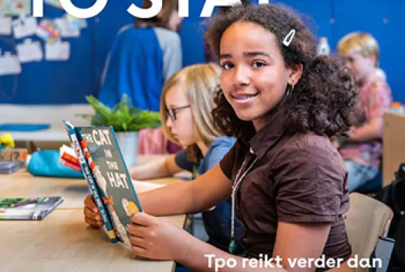 basisschoolleerling leest een Engels boek