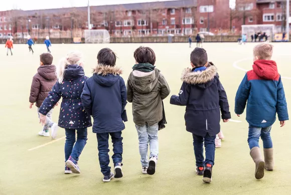 Leerlingen spelen buiten