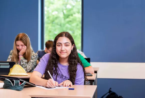 leerlingen aan het werk in de klas