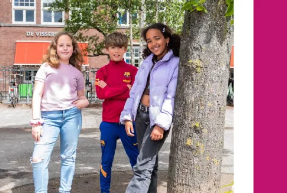 leerlingen komen samen op schoolplein