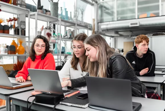 studenten Lentiz werken samen op de laptop