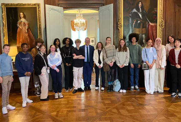 finalisten van de Soapbox Challenge poseren samen met de Engelse deputy ambassador