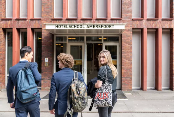 MBO scholieren lopen richting ingang Hotelschool Amersfoort