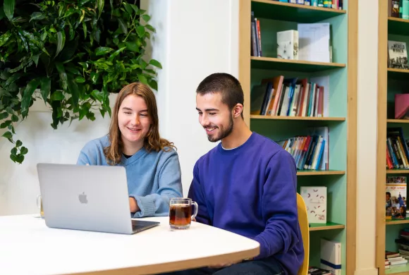 twee studenten werken samen aan de laptop