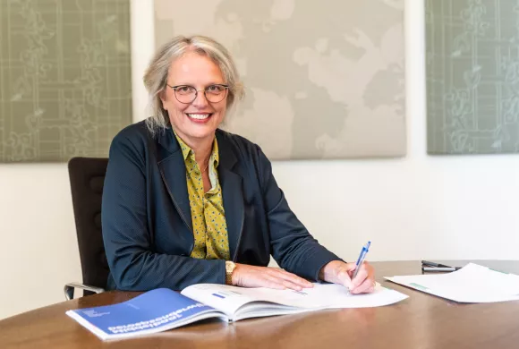 Titia Bredée aan het werk op kantoor van Nuffic