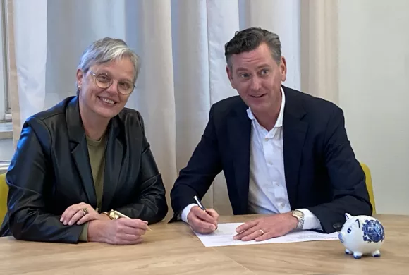 Beide directeuren tekenen de overeenkomst