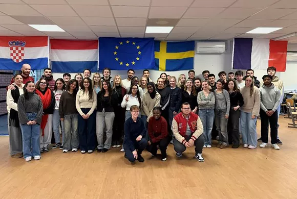 mbo-studenten poseren voor Europese vlaggen